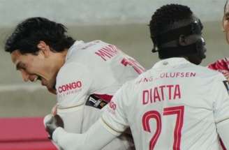 Jogadores de Monaco e PSG em disputa de bola na Ligue 1 –