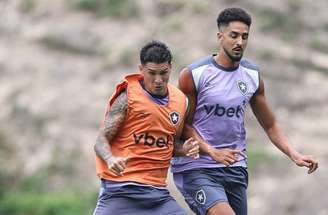 Neto faz trabalho com bola no treino no CT Loinier –