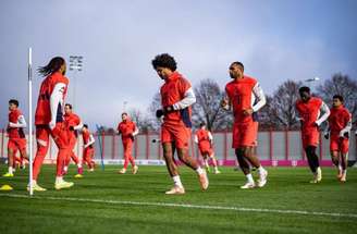Jogadores do Bayern durante atividade de preparação antes do duelo pela Copa da Alemanha –