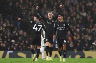 Reijnders toca por cima do goleiro  Leno para fazer o segundo gol do City.