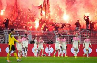 Pau Barrena/Getty Images - Legenda: Jogadores do Leverkusen comemoram o gol de Maza, o único gol da partida