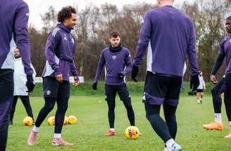 Jogadores do West Ham durante atividade de preparação antes de encarar o United na Premier League –