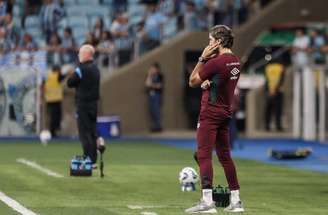 Time do Fluminense comemora gol de Soteldo com a comissão técnica –