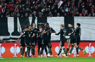 Harry Kane sobe para marcar o segundo gol do Bayern na partida –