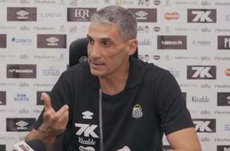 Vojvoda recebe o abraço do craque após a atuação de gala que salvou o Peixe no Jaconi –