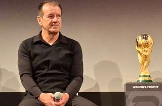 Baboa, Dunga, Hutchinson e Hernández. Taça na mão do Brasil, como em 94 –