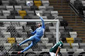 Carlos Miguel teve grande atuação contra o Atlético-MG –