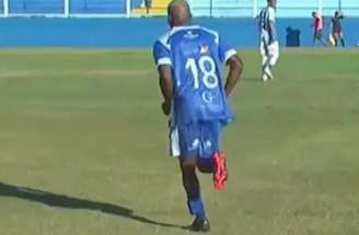 - Reprodução de Vídeo - Legenda: Yuri de Carvalho, do Goytacaz, em ação diante do Macaé com a tornozeleira eletrônica na perna esquerda