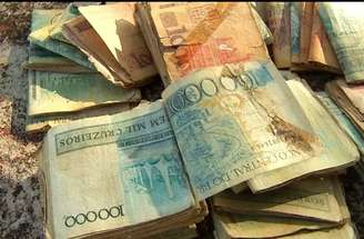 Dois irmãos que vivem na cidade de Araguaína, no norte do Tocantins, descobriram 32 milhões guardados numa mala que pertencia ao pai deles. Seria uma fortuna, não fosse um porém: o dinheiro é do século passado.