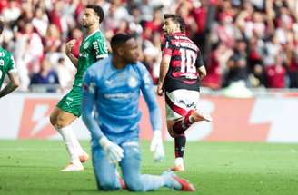 Jogadores do Flamengo comemoram durante goleada por 8 a 0 sobre o Vitória –