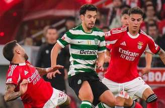 Richard Ríos (D), ex-Palmeiras, em ação com a camisa do Benfica –