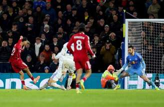 Gakpo realiza cruzamento diante da marcação de Joe Rodon, do Leeds United no Elland Road –