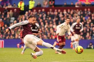 - Divulgação / Aston Villa FC - Legenda: Matty Cash abriu o placar para o Aston Villa com um belo gol