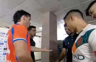 - Reprodução de Vídeo - Legenda: Iker Guarrotxena (de laranja), capitão do Goa, foi expulso momentos antes de entrar em campo