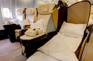 Todos os assentos são reclináveis e viram camas confortáveis –