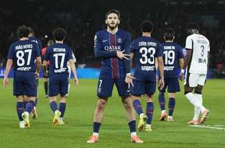 Kvaratskhelia é celebrado após abrir o placar para o  PSG. Ge´porgio foi o melhor em campo. 