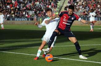 Juan Martin Rodríguez, do Cagliari, tenta rechaçar a bola.