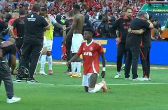 Vitão atravessou o gramado do Beira-Rio de joelhos V-