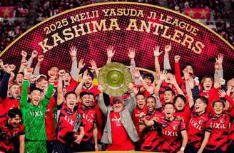 Léo Ceará cabeceia e faz o segundo goldo Kashima  neste 2 a 1 sobre o Yokohama.Foi o gol do eneacampeonato japonês.  Fot: Divulgação/Kashima Antlerss