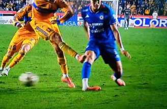 Orozco tenta evitar uma finalização e sofre séria lesão no tornozelo esquerdo.