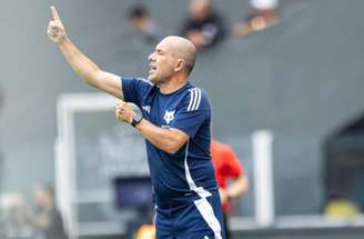 Leonardo Jardim oberva o posicionamento dos jogadores do Cruzeiro  no jogo como Santos.