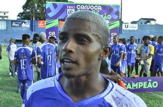 Yuri (Goytacaz) e o detalhe da tornozeleira eletrônica.