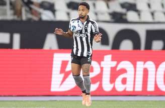Vitinho chama atenção após boa temporada no Botafogo –