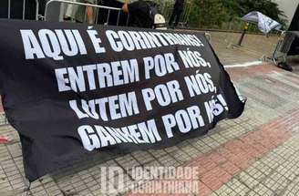 Faixa estendida por torcedores do Corinthians em Belo Horizonte –