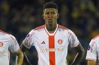 No meio da comemoração colorada pela permanência, Vitão paga promessa e atravessa o gramado do Beira-Rio de joelhos. –