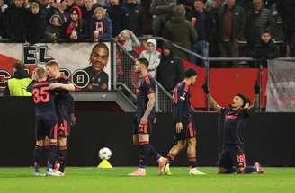 Ndoye, do Nottingham Forest (à direita), sai da marcação cerrada do Utrecht.