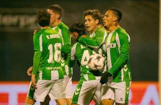 Jogadores de Betis e Dínamo em disputa de bola na Liga Europa –