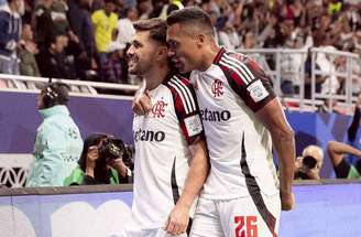 Arrascaeta comemora seu gol ao lado de Alex Sandro e Léo Pereira –