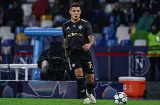 Reprodução/Instagram - Legenda: Pedro Bicalho em ação pelo Qarabag, do Azerbaijão