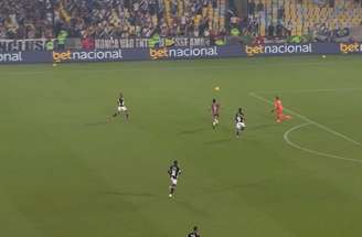 Lance entre Everaldo e Léo Jardim em clássico pela semi da Copa do Brasil  –