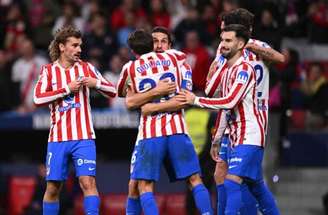 - Denis Doyle/Getty Images - Legenda: Jogadores do Atlético comemoram o segundo gol, marcado por Griezmann (E)