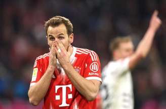 Kane tentou um voleio para marcar pelo Bayern. O atacante conseguiu balançar as redes, mas o time acabou ficando no empate com o lanterna Mainz.