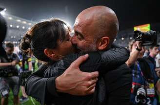 Guardiola ao lado da esposa Cristina (esquerda) e de seus três filhos –
