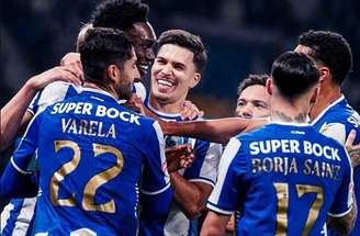 Jogadores do Porto festejam um dos gols sobre o Estrela Amadora –