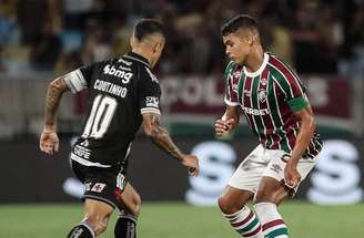 Jogadores de Vasco e Fluminense em disputa de bola na semifinal da Copa do Brasil –