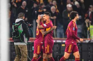 Jogadores de Roma e Como em disputa de bola na Serie A –
