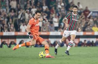 Jogadores de Vasco e Fluminense em disputa de bola na semifinal da Copa do Brasil –