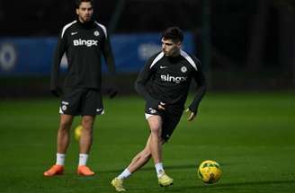 Enzo Fernández durante treinamento do Chelsea –