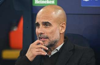 Jérémy Doku em disputa de bola com Federico Valverde no Santiago Bernabéu –