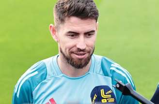 Jorginho concede entrevista após treino do Flamengo, em Doha –
