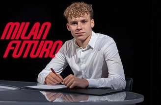 Zlatan Ibrahimovic ao lado do filho Vincent durante partida do Milan contra a Lazio no San Siro –