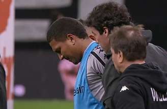 Matheus Carvalho, do Vasco, sente dores e deixa o campo chorando –