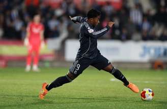 Endrick em disputa de bola com jogador do Talavera –