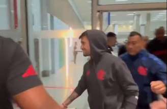 Desembarque rubro-negro aconteceu sem confusões no Aeroporto do Galeão –