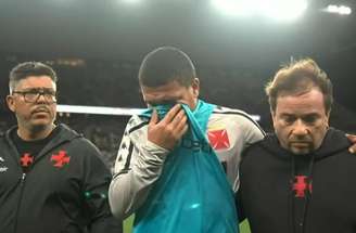 Matheus Carvalho, do Vasco, sentiu dores no aquecimento e deixou o campo chorando –