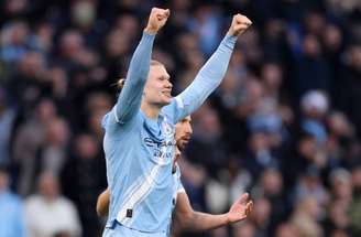 Erling Haaland finaliza diante do West Ham no Etihad Stadium –